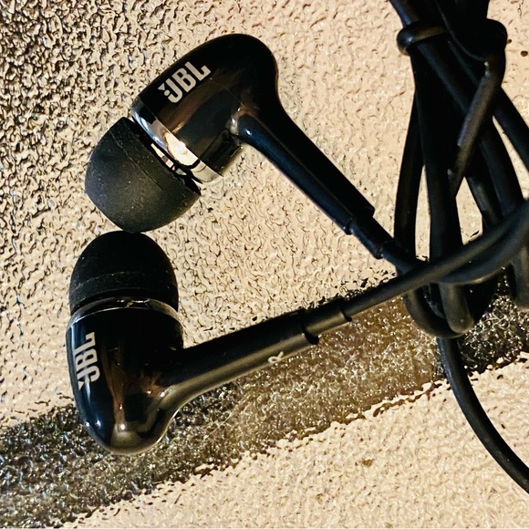 JBL In Earbud Headphones With In-line Mic - Picture 4 of 6